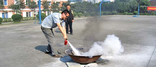  我校后勤部舉行“消防實戰(zhàn)演練” 