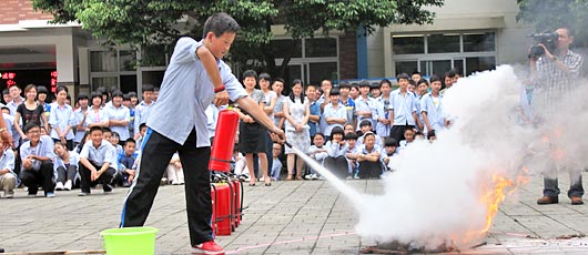  我校舉行大型消防實(shí)戰(zhàn)及災(zāi)難逃生演練 