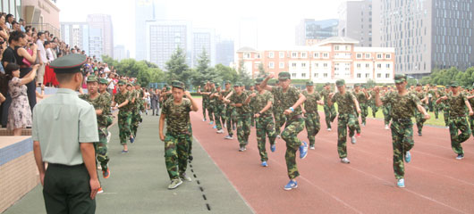  2013年中學(xué)部軍訓(xùn)結(jié)業(yè)典禮 