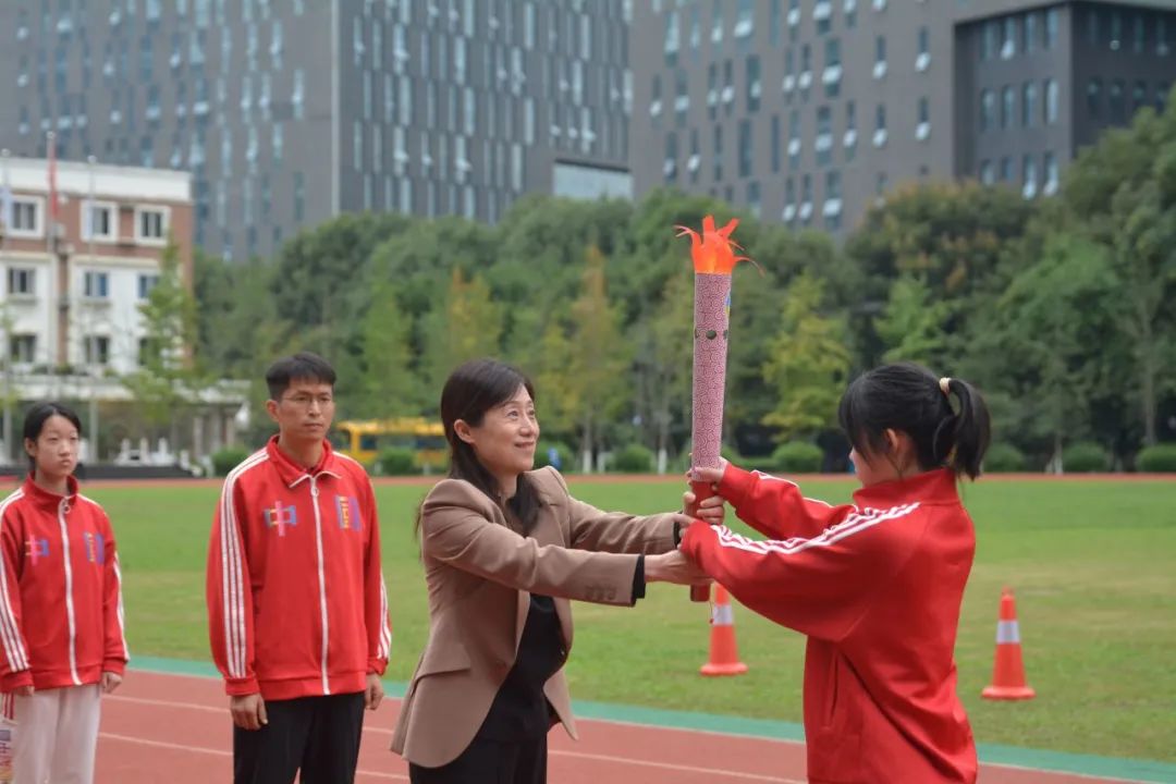 我運(yùn)動(dòng) 我健康 我快樂——中學(xué)部開展第二十一屆體育節(jié)